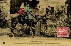 CPA Folklore Le Couple à Cheval.Jeunes montagnards cévenols se rendant à califourchon  à la foire de