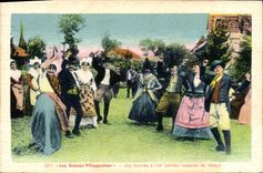 CPA Folklore Les Scènes Villageoises.-Une bourrée à huit(anciens costumes du Velay) 