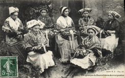 CPA Folklore Une groupe de Dentellières Auvergnates
