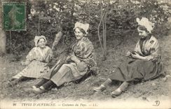 CPA Folklore TYPES D'AUVERGNE.-Costumes du Pays 