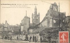 CPA Militaria La Grande Guerre 1914-158- Le Beffroi dans les Ruines ( vue prise de la rue de Bellain