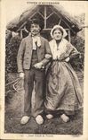 CPA Folklore TYPES D'AUVERGNE. Jeune Couple de Paysans 