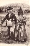 CPA Folklore Les anciens Costumes du Velay ( Deux Jeunes Mariés)