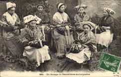 CPA Folklore Un Groupe de Dentellière Auvergnates