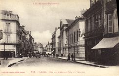 CPA TARBES RUE DU MARECHAL-FOCH ET TRIBUNAL