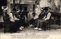 CPA Folklore Le Bourbonnais La Veillée Après les durs travaux la soirée doucement s'achève. Les femm