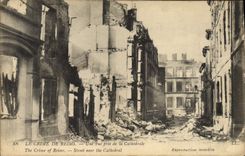 CPA Militaria LE CRIME DE REIMS Une rue prÃ¨s de la CathÃ©drale  