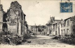 CPA Militaria LA GRANDE GUERRE Soissons Place du Cloitre  