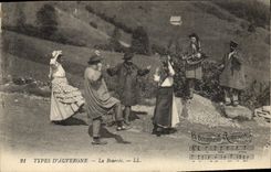 CPA Folklore TYPES D'AUVERNGNE La Bourrée. 