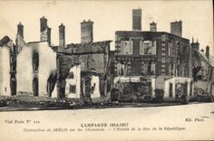 CPA Militaria Campagne 1914 1917 Destruction de Senlis par les Allemands L'Entrée de la Rue de la Re