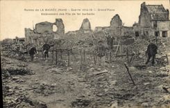 CPA Militaria Ruines de La Bassee Nord Guerre 1914 18 Grand Place Entevement des Fits de fer barbele
