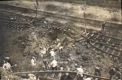 CARTE PHOTO Militaria Tombe sur la voie pres du quai d'embarquement