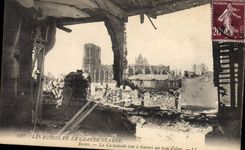 CPA Militaria Les Ruines de la Grande Guerre Reims La Cathedrale vue a travers un trou d'obus 