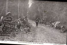 CPA Militaria Convoi allemand detruit Route de Soissons 