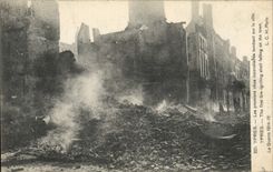 CPA Militaria Ypres Les premiers obus incendiaires tombant sur la ville 