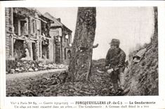 CPA Militaria Guerre 1914 1915 Foncquevillers La Gendarmerie Un obus est reste encastre dans un arbr