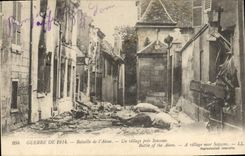 CPA Militaria Guerre de 1914 Bataille de l'Aisne un village pres Soissons 