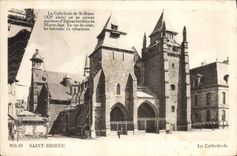 CPA Saint Brieuc La Cathedrale de St Brieuc XII siecle est un curieux specimen d'Eglises 