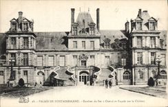 CPA Palais de Fontainebleau Escalier du Fer a Cheval et Facade sur le Chateau 