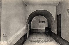 CPA Le Couvent la Salle dite des Gardes ou von conserve les traces du sang des Martyrs 