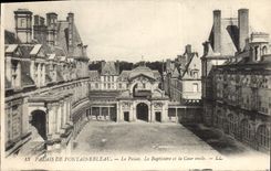 CPA Palais de Fontainebleau Le Palais Le Baptistre et la Cour ovale 
