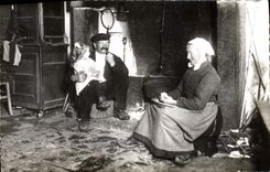 CPA Folklore Oeuvre des Pupilles de Pecole Publique de la Manche Interieurs Rustiques 