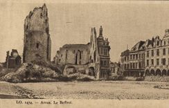 CPA Arras Le Beffroi Militaria