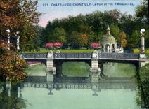 CPA Chateau de Chantilly Le Pont et l'lle d'Amour 
