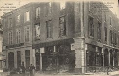 CPA Reims dans ses annees de bombardements 1914 1917  Place des Marches Militaria