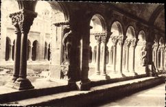 CPA Arles en Provence Cour du Cloitre Saint Trophime 