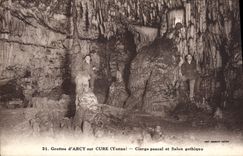 CPA Grottes d'Arcy sur Cure (Yonne) Cierge pascal et Salon gothique