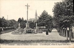 CPA Cabourg Place du Calvaire Le Calvaire a L'arriere plan Fleche de l'Eglise Saint Michel