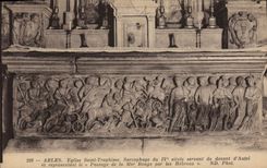 CPA Arles Eglise Saint Tromphime Sarcophage du IVe siecle servant de devant d'Autel et representant 