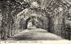 CPA Compiegne Parc du Chateau La Tonnelle