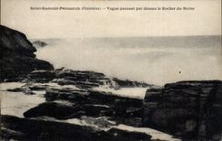 CPA Saint Guenole Penmarch (Finistere) Vague passant par dessus le Rocher du Moine