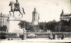 CPA Lyon Place Bellecour Statue Louis XIV L'Eglise de la Charite