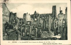 CPA Reims La Cathedrale vue a Travers les Ruines de la Villes