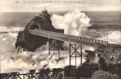 CPA Biarritz Le Rocher de la Vierge par gros temps