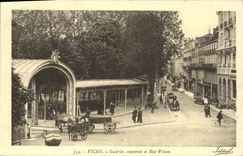 CPA Vichy Galeries couvertes et Rue Wilson