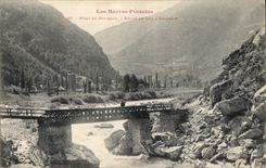 CPA Les Hautes Pyrenees Pond du Bourque Route de Luz a Gavannie