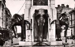 CPA Chambery La Fontaine des Elephants (details)