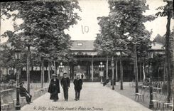 CPA Vichy La Gde allee devant le Palais des Sources