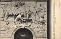 CPA Musee de sculpture comparee Ancien Hotel de Rohan Paris Haut relief couronnant la porte des Ecur