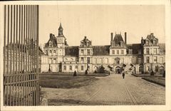 CPA La Douce France Palais de Fontainebleau Facade sur la Cour des Adieux 