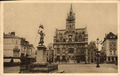 CPA Oise Compiegne Place de l'Hotel de ville 