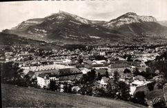 CPA Chambery vue vers les casernes et le Nivolet 