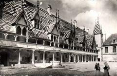 CPA Beaune Cote d'Or L'Hotel Dieu fonde en 1443 La cour d'honneur 