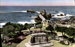 CPA Biarritz Basses Pyrenees le Monument aux Morts et le Rocher de la Vierge 