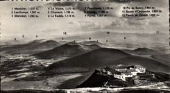 CPA Sommet du Puy de Dome Vue panoramique sur la chaine des Puys Sud et massifs du Mont Dore et Sanc