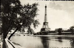 CPA La tour Eiffel vue de l'Avenue de New York Paris
